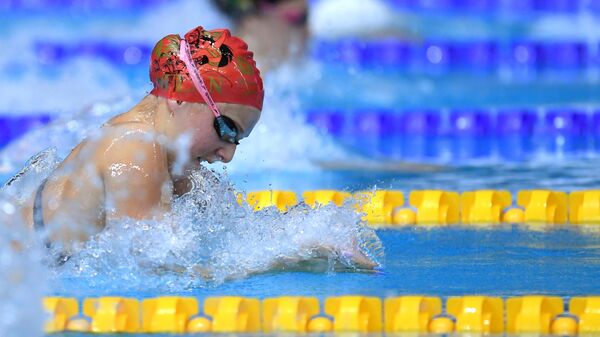 Евгения Чикунова на дистанции 50 метров брассом в полуфинальном заплыве среди женщин на чемпионате России по плаванию в Казани.