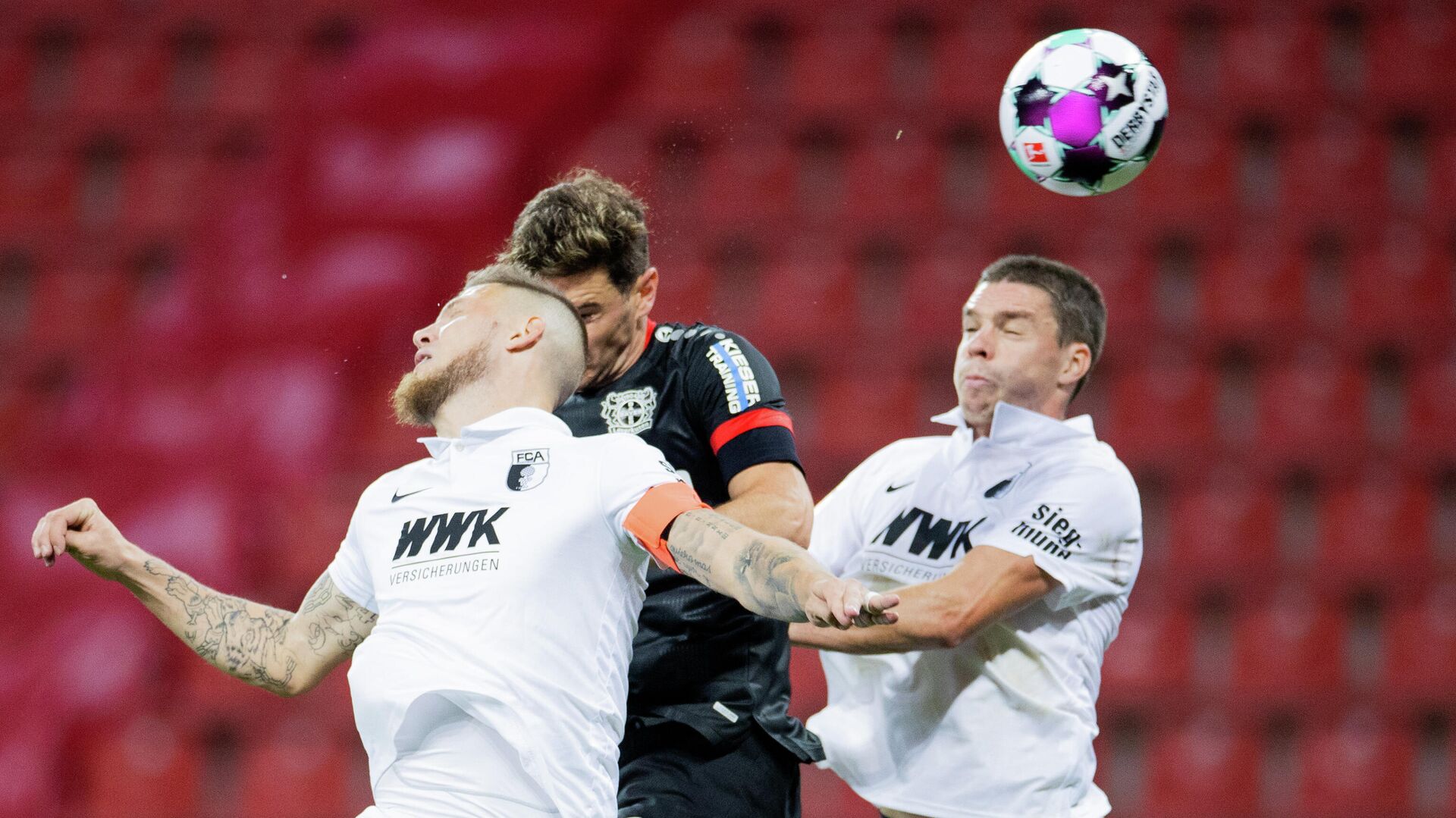 Leverkusen's Italian forward Lucas Alario (M), Augsburg's Dutch defender Jeffrey Gouweleeuw (L) and Augsburg's German defender Raphael Framberger vie for the ball during the German first division Bundesliga football match Bayer 04 Leverkusen v FC Augsburg, in Leverkusen, western Germany, on October 26, 2020. (Photo by Rolf Vennenbernd / POOL / AFP) / DFL REGULATIONS PROHIBIT ANY USE OF PHOTOGRAPHS AS IMAGE SEQUENCES AND/OR QUASI-VIDEO - РИА Новости, 1920, 27.10.2020