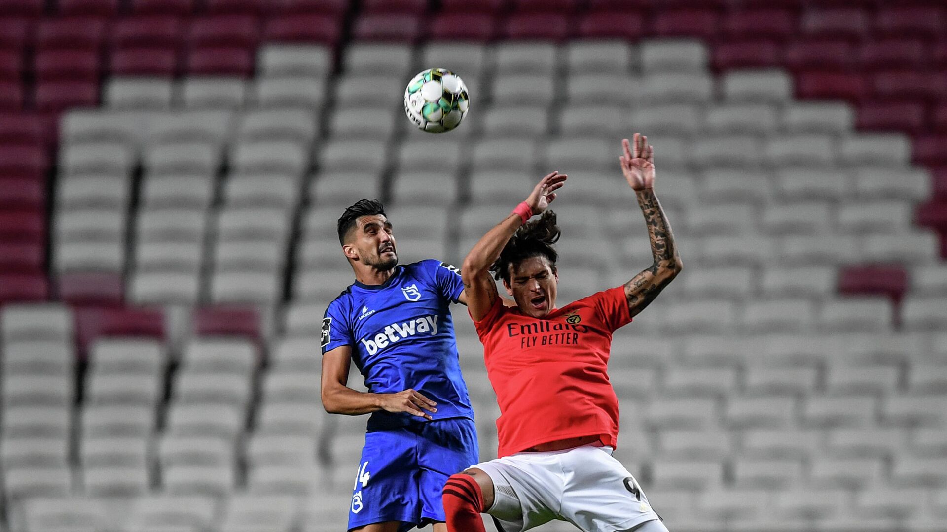 Benfica's Uruguayan forward Darwin Nunez (R) heads the ball with Belenenses' Portuguese defender Danny Henriques during the Portuguese League football match between SL Benfica and Belenenses SAD at the Luz stadium in Lisbon on October 26, 2020. (Photo by PATRICIA DE MELO MOREIRA / AFP) - РИА Новости, 1920, 27.10.2020