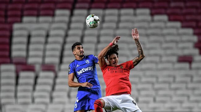 Benfica's Uruguayan forward Darwin Nunez (R) heads the ball with Belenenses' Portuguese defender Danny Henriques during the Portuguese League football match between SL Benfica and Belenenses SAD at the Luz stadium in Lisbon on October 26, 2020. (Photo by PATRICIA DE MELO MOREIRA / AFP)