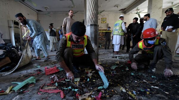 Правоохранительные органы осматривают место взрыва в семинарии в Пешаваре, Пакистан