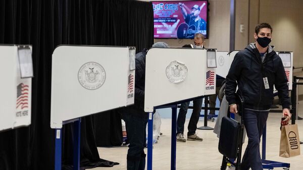 Избиратели во время досрочного голосования на выборах президента США в Нью-Йорке