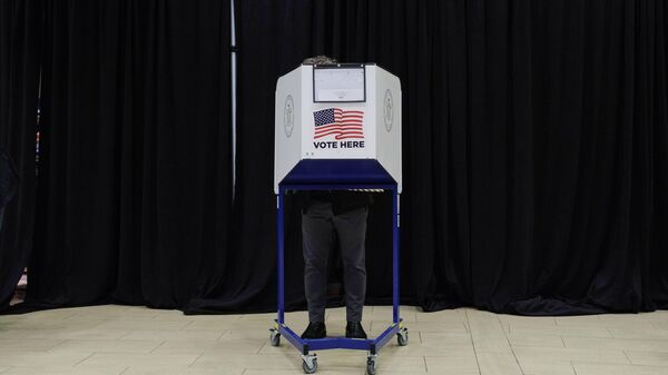Избиратель во время досрочного голосования на выборах президента США в спортивном комплексе Мэдисон-сквер-гарден в Нью-Йорке