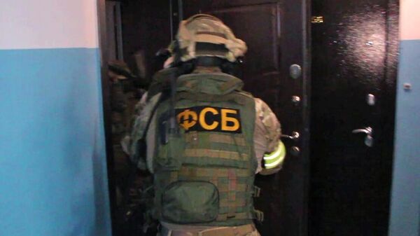 Сотрудники ФСБ РФ во время задержания преступной группы, специализирующейся на сбыте наркотических средств