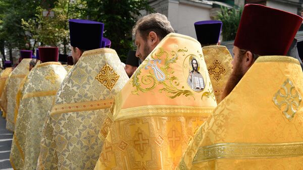 Священнослужители во время крестного хода в Киеве