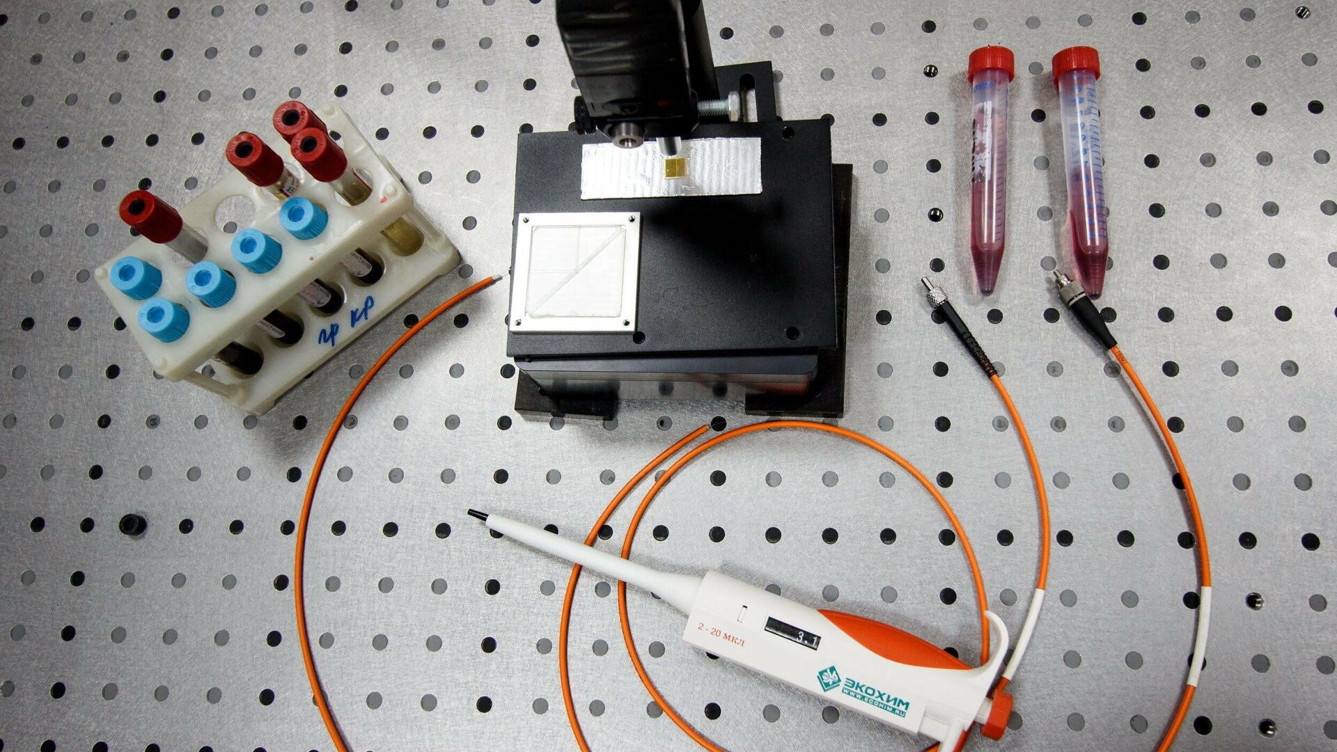 Экспериментальный прибор для спектроскопии крови в НИЛ-96  - РИА Новости, 1920, 02.11.2020