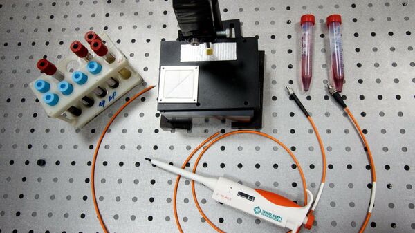 Экспериментальный прибор для спектроскопии крови в НИЛ-96 