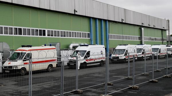 Автомобили скорой медицинской помощи у павильона №5 временного госпиталя Ленэкспо для пациентов с COVID-19 в Санкт-Петербурге