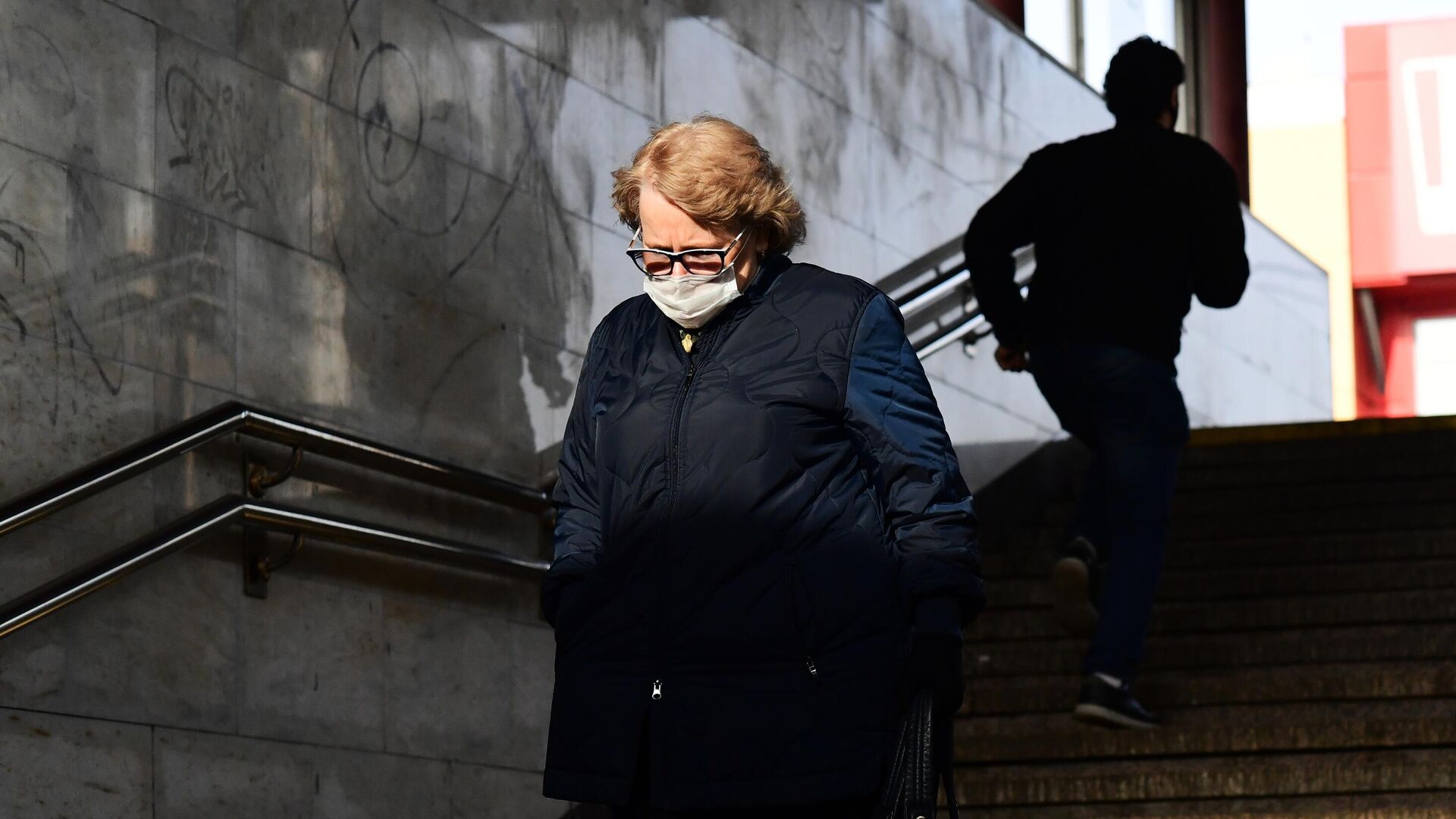 Женщина в медицинской маске в подземном переходе станции метро Марьино Московского метрополитена - РИА Новости, 1920, 27.10.2020