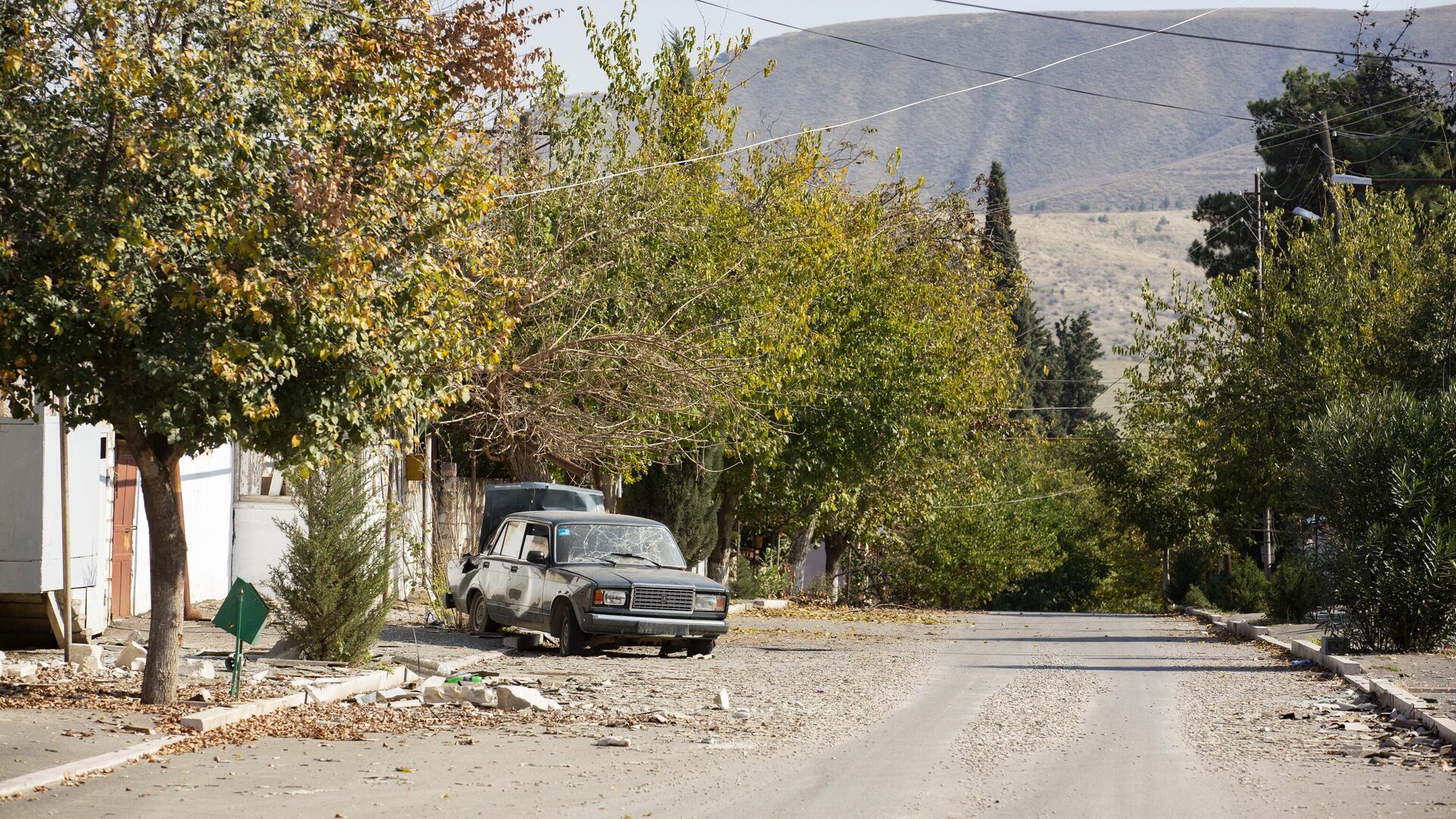 Автомобиль, поврежденный в результате обстрелов города Мартуни в Нагорном Карабахе - РИА Новости, 1920, 28.10.2020