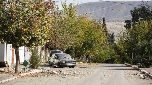 Автомобиль, поврежденный в результате обстрелов города Мартуни в Нагорном Карабахе