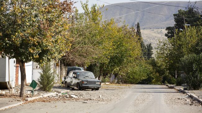 Автомобиль, поврежденный в результате обстрелов города Мартуни в Нагорном Карабахе