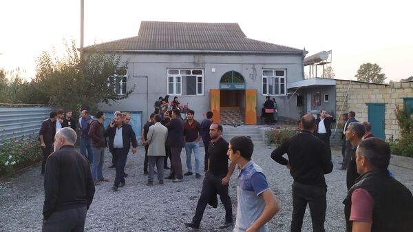 Местные жители после артиллерийского обстрела в селе Гараюсифли Бардинского района в Азербайджане