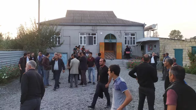 Местные жители после артиллерийского обстрела в селе Гараюсифли Бардинского района в Азербайджане