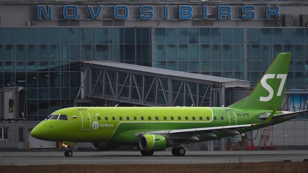  Самолет Embarer-170 авиакомпании S7 Airlines в международном аэропорту Толмачево в Новосибирске