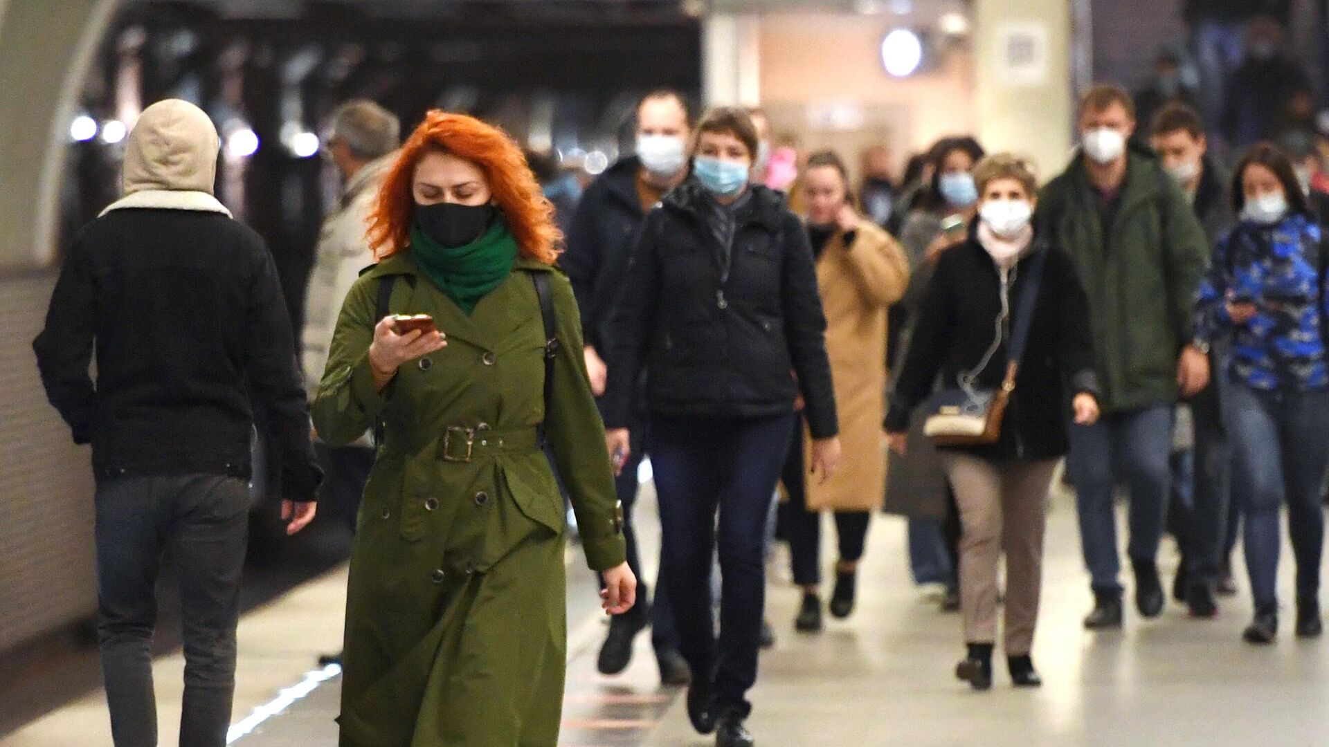 Люди в защитных масках на станции Московского метрополитена - РИА Новости, 1920, 02.11.2020