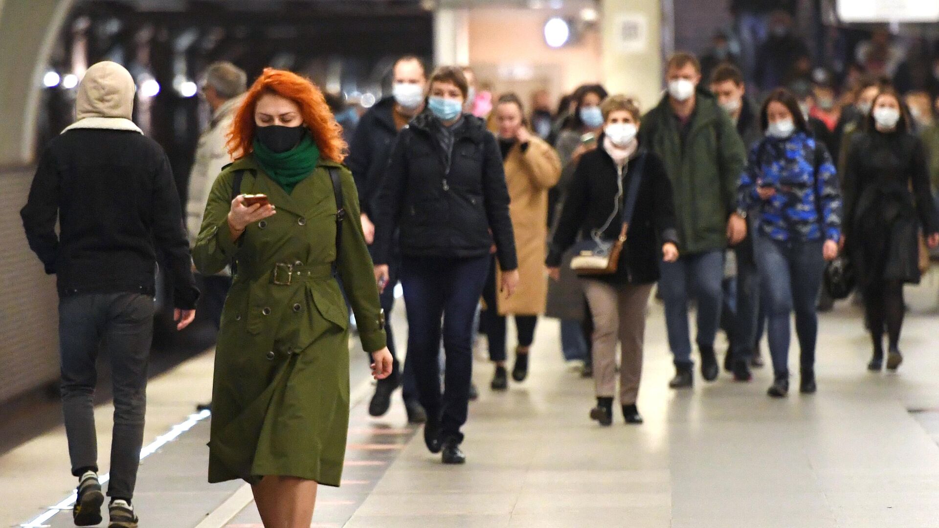 Люди в защитных масках на станции Московского метрополитена - РИА Новости, 1920, 01.11.2021