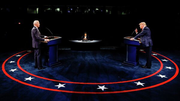 Кандидат в президенты США от Демократической партии Джо Байден и президент США Дональд Трамп во время финальных дебатов в Нэшвилле