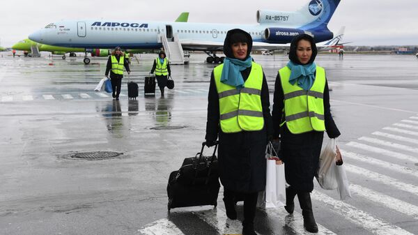 Стюардессы у самолета Ту-154 авиакомпании Алроса в аэропорту Толмачево в Новосибирске