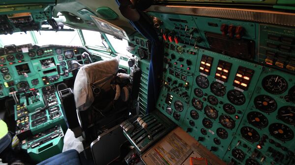 Приборная панель в кабине пилотов самолета Ту-154 авиакомпании Алроса в аэропорту Толмачево в Новосибирске