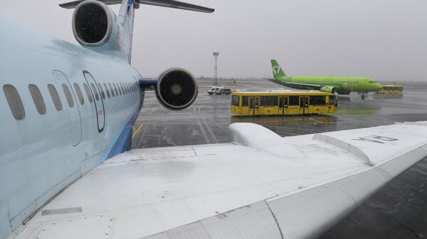 Самолет Ту-154 авиакомпании Алроса на перроне в аэропорту Толмачево в Новосибирске