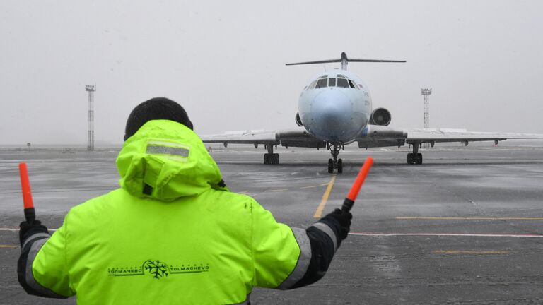 Самолет Ту-154 авиакомпании Алроса на перроне в аэропорту Толмачево в Новосибирске