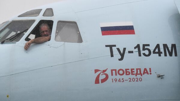 Капитан Александр Лешкевич в кабине самолета Ту-154 авиакомпании Алроса на перроне в аэропорту Толмачево в Новосибирске