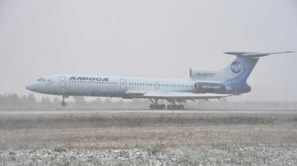 Самолет Ту-154 авиакомпании Алроса во время посадки в аэропорту Толмачево в Новосибирске