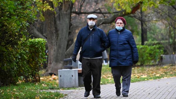 Прохожие в защитных масках на улице Гарибальди в Москве
