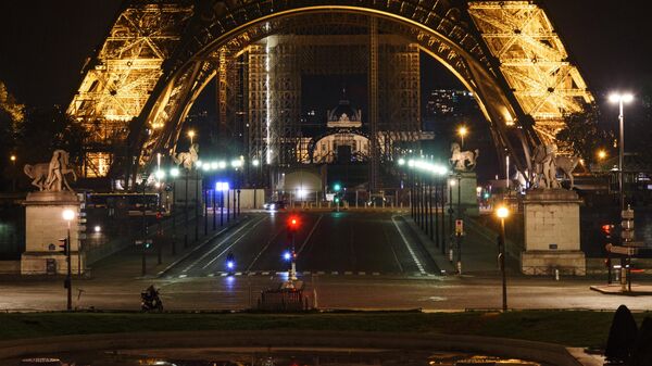 Пустой Йенский мост неподалеку от Эйфелевой башни во время комендантского часа в Париже