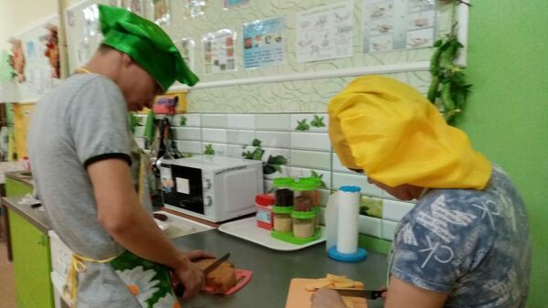 Обучение воспитанников дома-интерната азам кулинарии