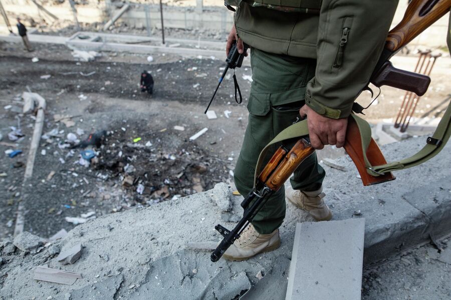 Вооруженный человек на месте удара по зданию родильного дома в Степанакерте