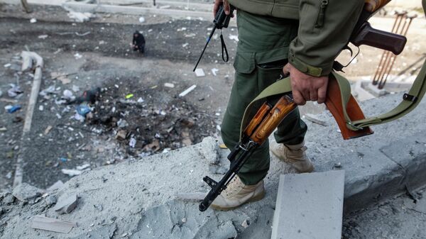 Вооруженный человек на месте удара по зданию родильного дома в Степанакерте