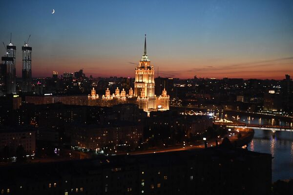 Вид на гостиницу Украина с летней веранды ресторана Сахалин в Москве