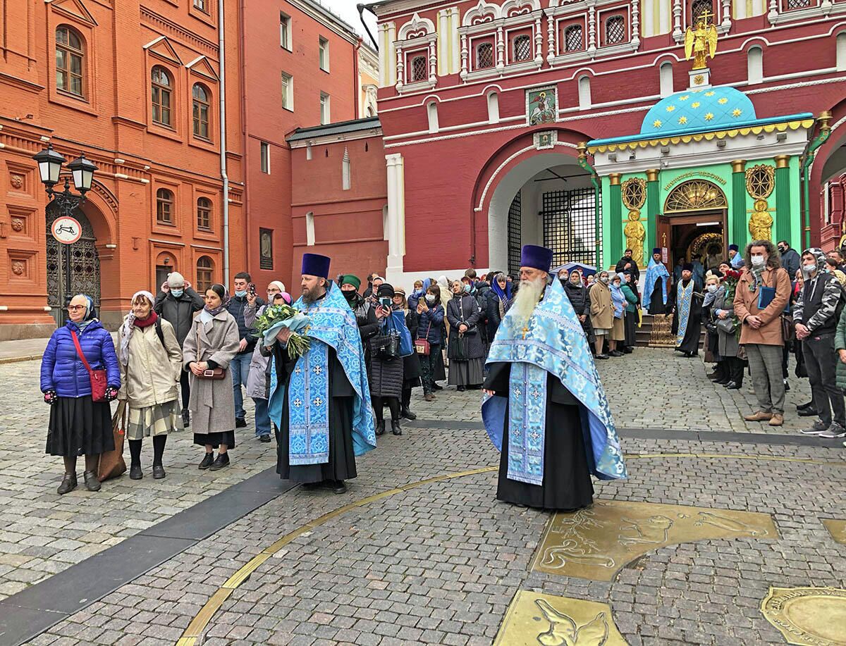 Митрополит Воскресенский Дионисий возле Иверской часовне у Воскресенских ворот - РИА Новости, 1920, 28.10.2020