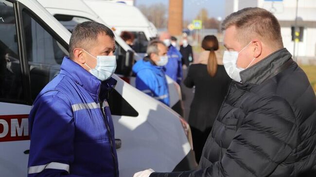 Губернатор Рязанской области Николай Любимов на церемонии передачи новых автомобилей скорой помощи медицинским учреждениям региона