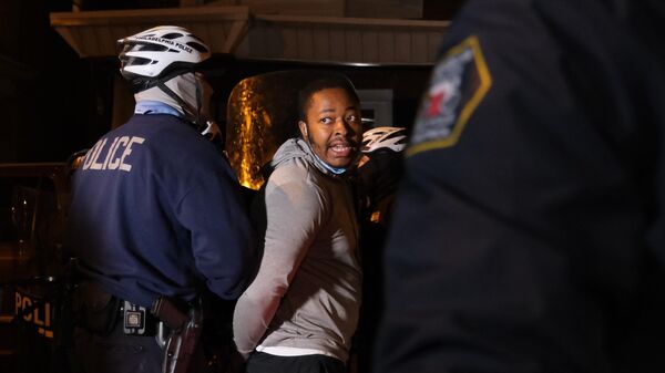 Сотрудники полиции задерживают участника акции протеста в Филадельфии