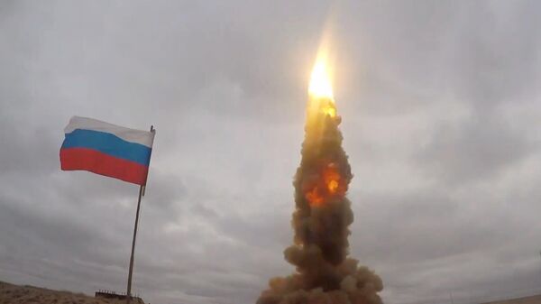Испытательный пуск новой ракеты системы противоракетной обороны на полигоне Сары-Шаган в Казахстане. Стоп-кадр видео