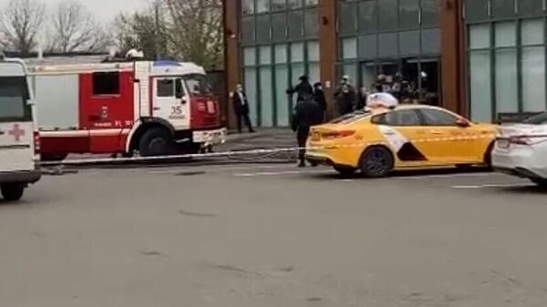 Автомобиль пожарной службы у офиса Яндекс.Такси в Москве