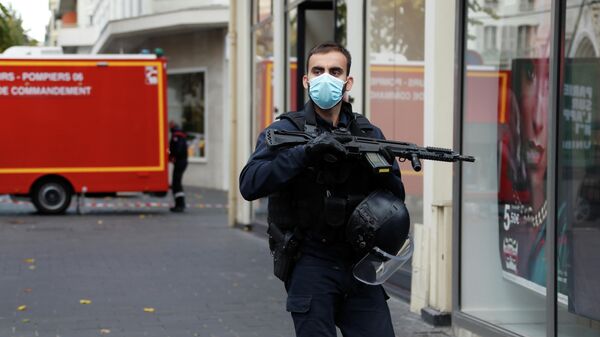 Сотрудник полиции на месте нападения возле церкви Нотр-Дам в Ницце