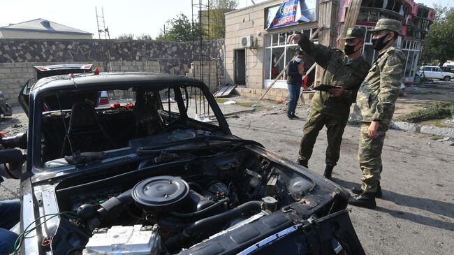 Военные на месте обстрела в азербайджанском городе Барда