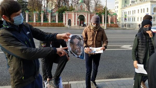 Участники акции против политики президента Франции Эммануэля Макрона у посольства Франции в Москве