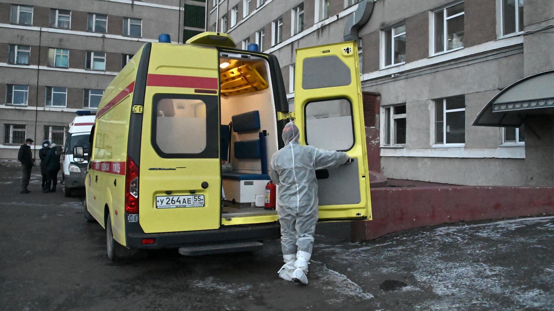 Бригада скорой помощи возле приемного отделения медико-санитарной части № 4 в Омске - РИА Новости, 1920, 04.11.2020