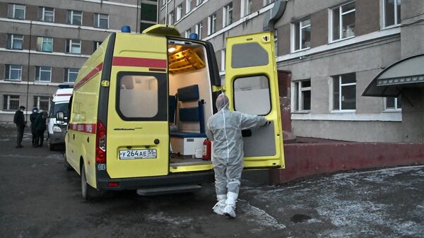 Бригада скорой помощи возле приемного отделения медико-санитарной части № 4 в Омске