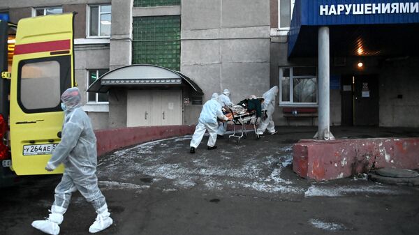 Бригада скорой помощи доставляет пациента в приемное отделение медико-санитарной части № 4 в Омске