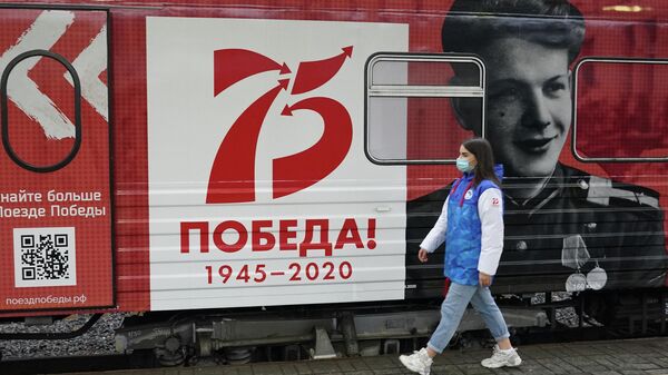 Волонтер у Поезда Победы на перроне Белорусского вокзала в Москве