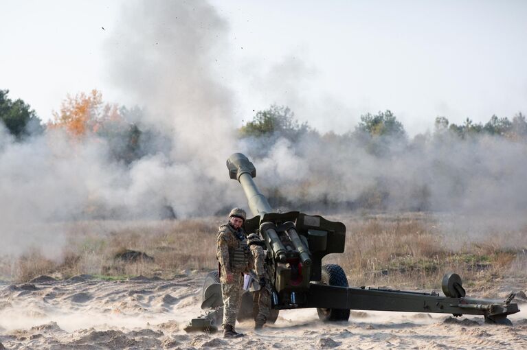 Украинские военнослужащие ведут огонь из 152-мм пушки-гаубицы Д-20 на артиллерийском полигоне в селе Девички Киевской области