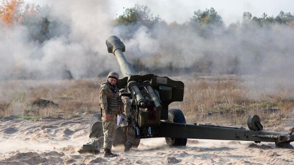 Украинские военнослужащие ведут огонь из 152-мм пушки-гаубицы Д-20 на артиллерийском полигоне в селе Девички Киевской области
