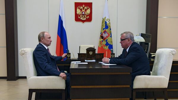 Президент РФ Владимир Путин и президент - председатель правления Банка ВТБ Андрей Костин 