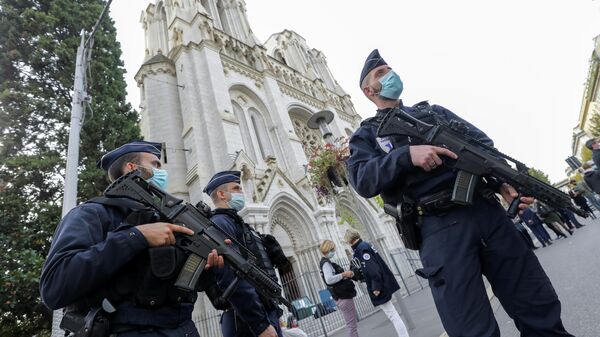 Полиция на месте нападения возле церкви Нотр-Дам в Ницце